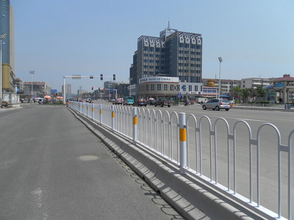 隔離帶護欄網(wǎng)圖片2 隔離帶護欄網(wǎng)圖片2