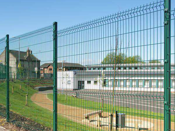 鐵絲網(wǎng)圍墻圖片3 鐵絲網(wǎng)圍墻圖片3