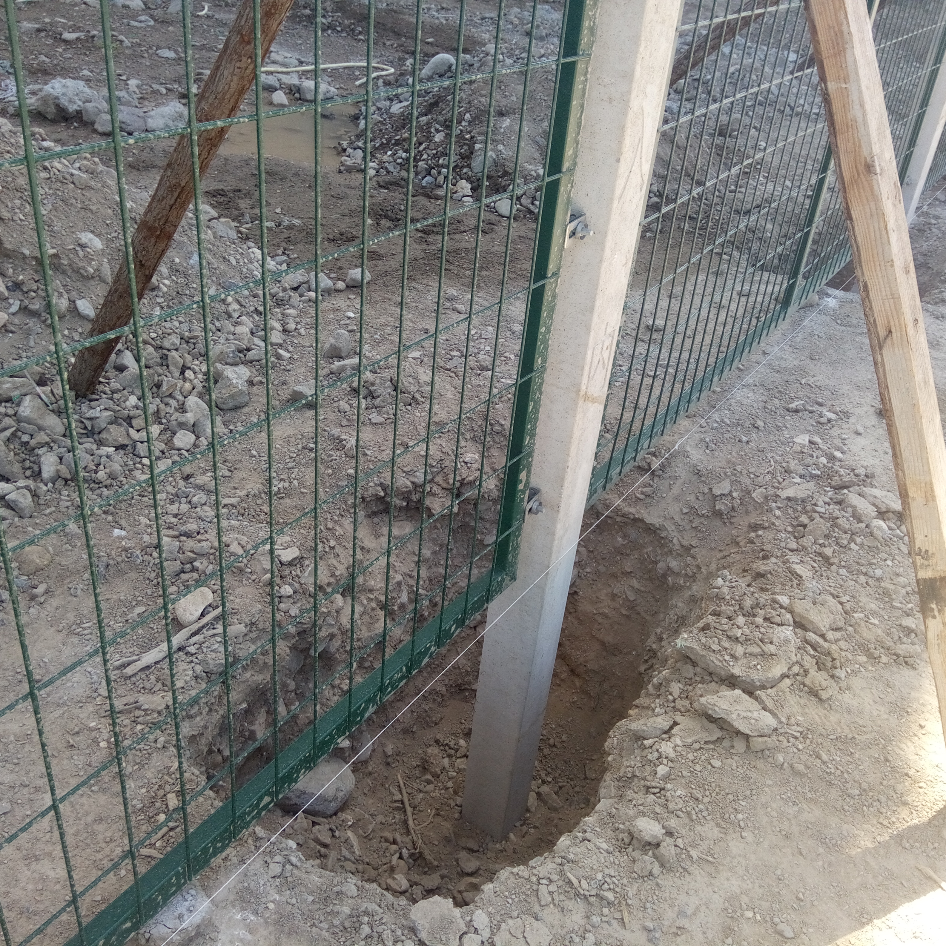 鐵路橋下防護(hù)柵欄圖片5 鐵路橋下防護(hù)柵欄圖片5