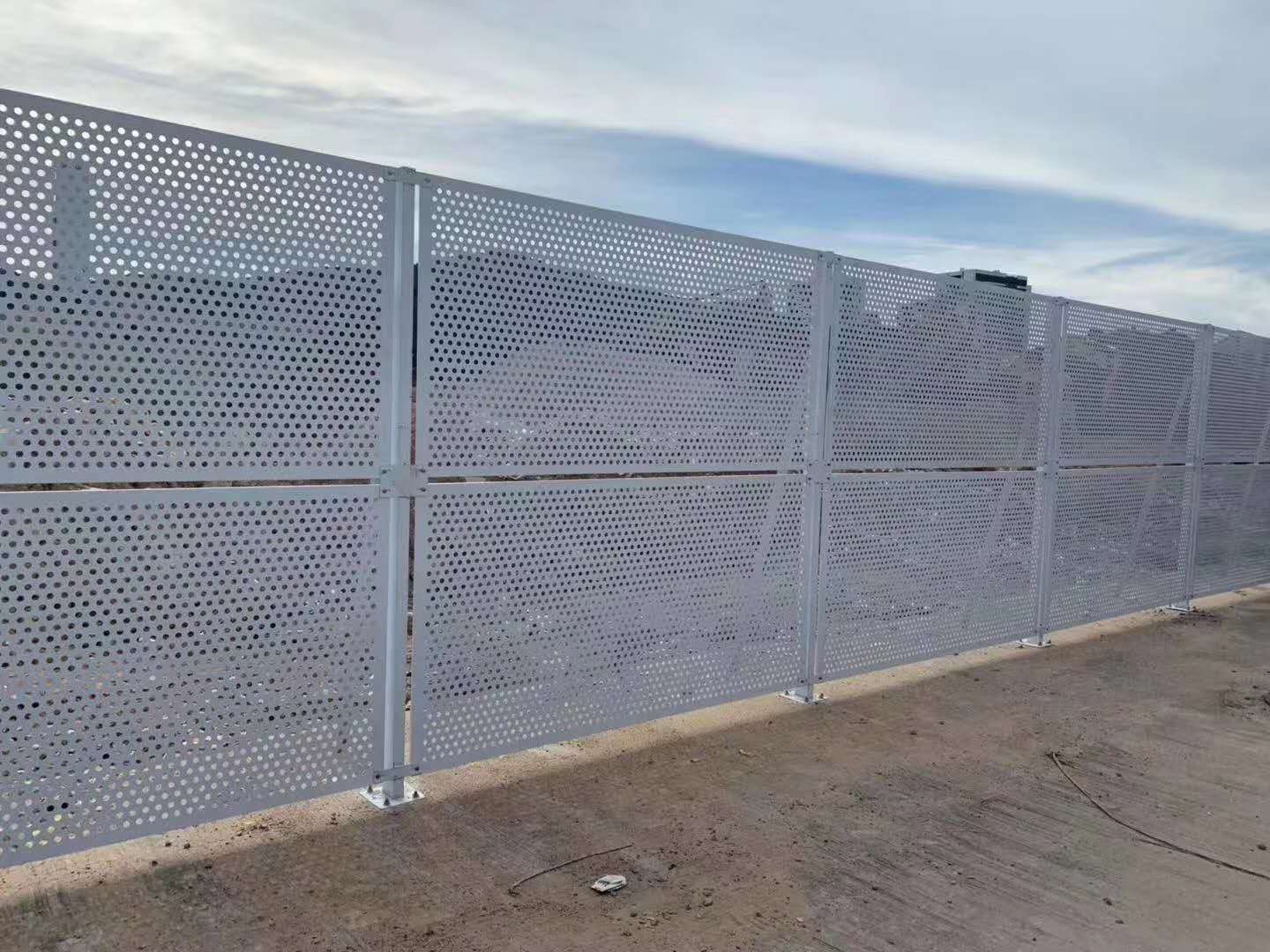 沖孔網(wǎng)護(hù)欄圖片4 沖孔網(wǎng)護(hù)欄圖片4