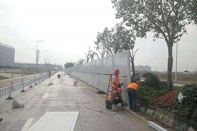 沖孔網(wǎng)護(hù)欄圖片6 沖孔網(wǎng)護(hù)欄圖片6