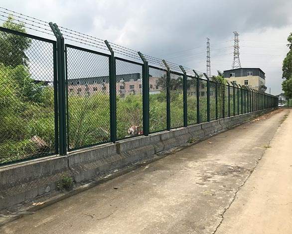 鐵絲網(wǎng)圍墻圖片6 鐵絲網(wǎng)圍墻圖片6