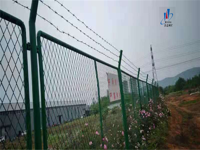 鋼板網護欄圖片3 鋼板網護欄圖片3