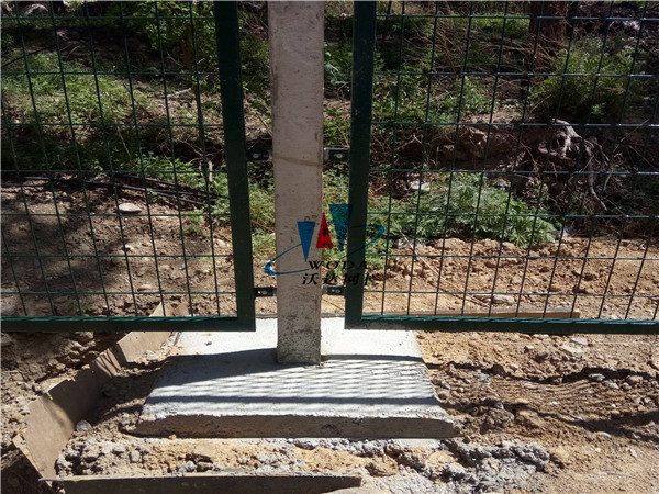 鐵路護(hù)欄_金屬柵欄網(wǎng)片工程案例圖片3